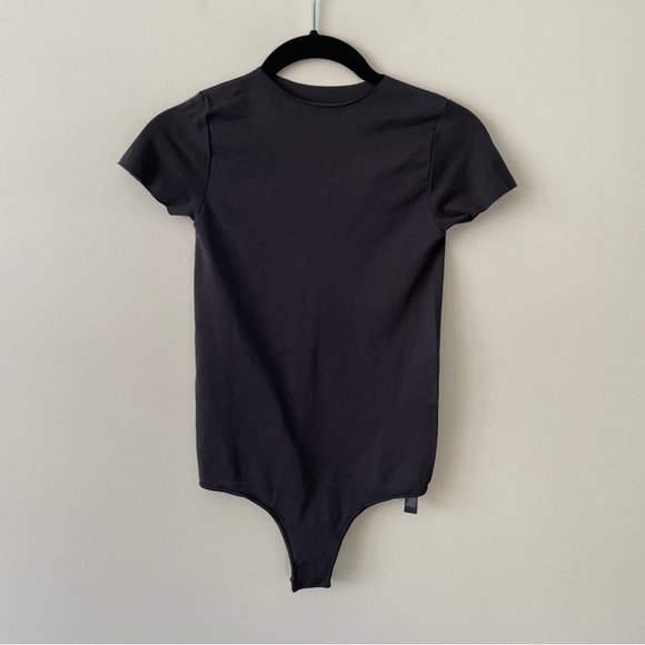 SKIMS Essential T-Shirt Bodysuit Black S/M NWOT - Picture 2 of 6